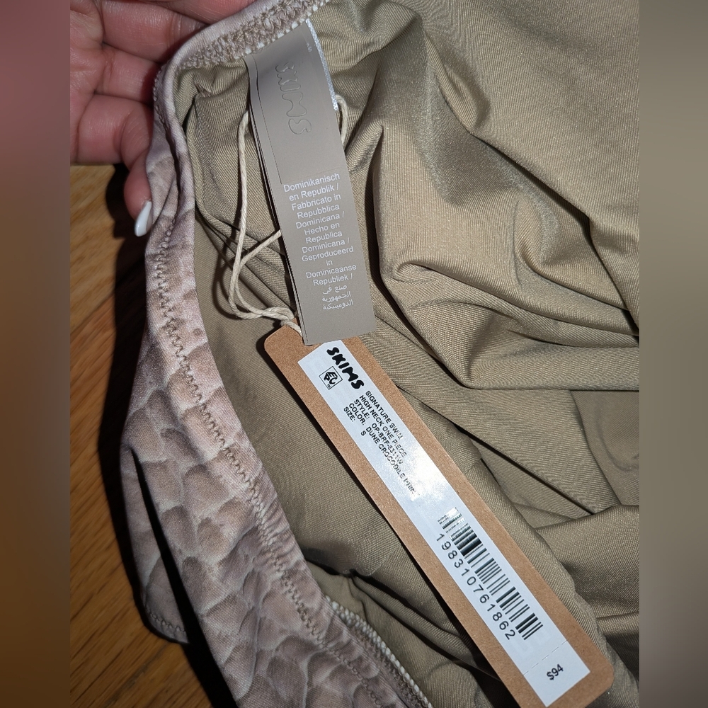 B5. NWT SKIMS SIGNATURE SWIM HIGH NECK ONE PIECE IN DUNE CROCODILE PRINT - Picture 9 of 9